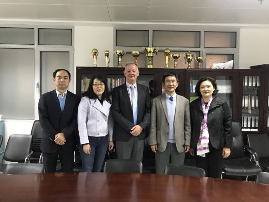 20181021院长与昆士兰大学代表进行国际合作会谈.jpg